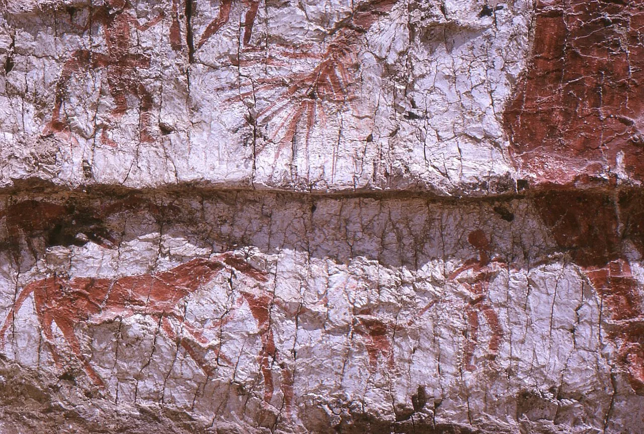 Detail of the mural showing the hind part of the aurochs, a deer and hunters