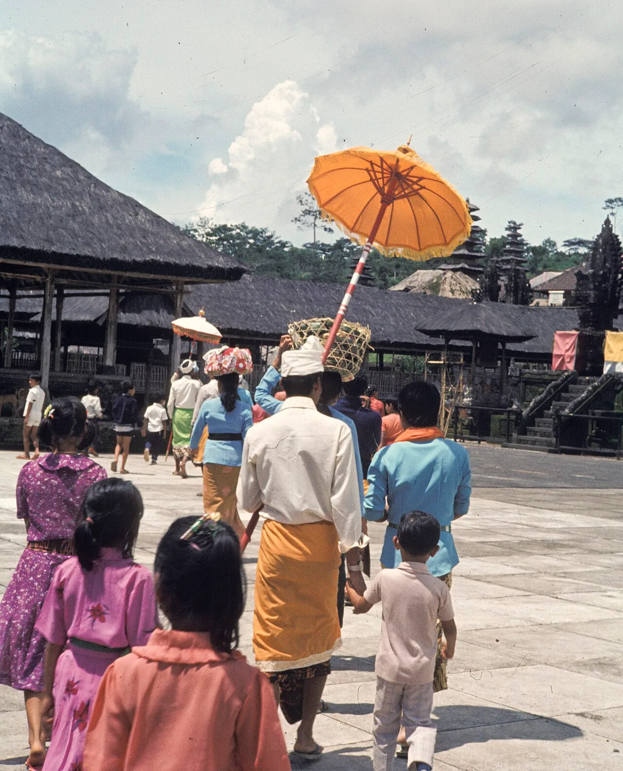 People bringing offerings to a Balinese Hindu temple