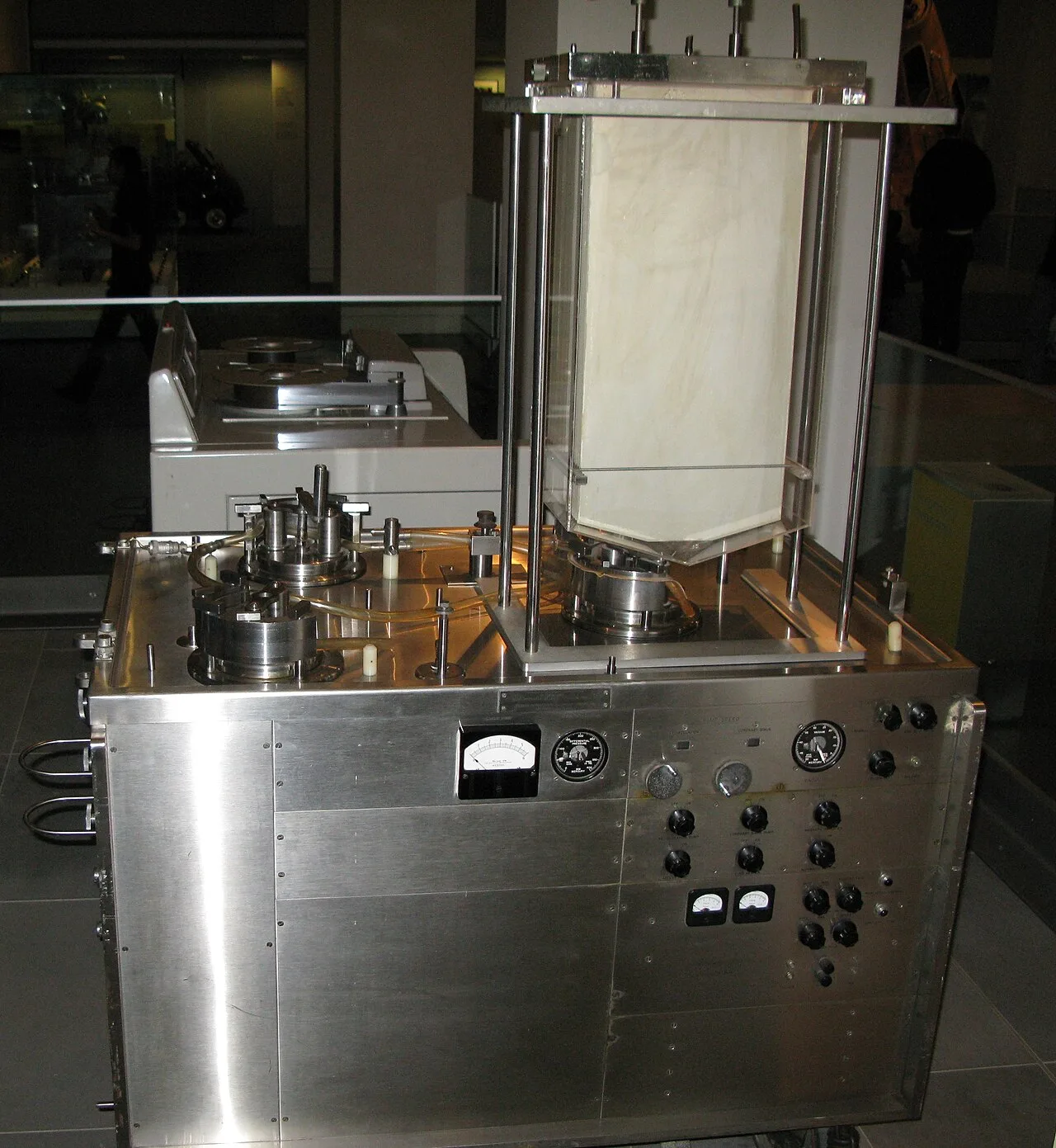 A heart lung machine used in London's Middlesex Hospital in 1958. Science Museum, London (2008)