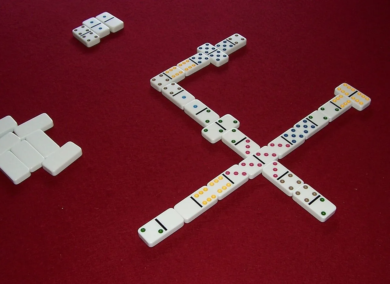 Five-Up played with multicolored tiles: the doubles serve as spinners, allowing the line of play to branch.