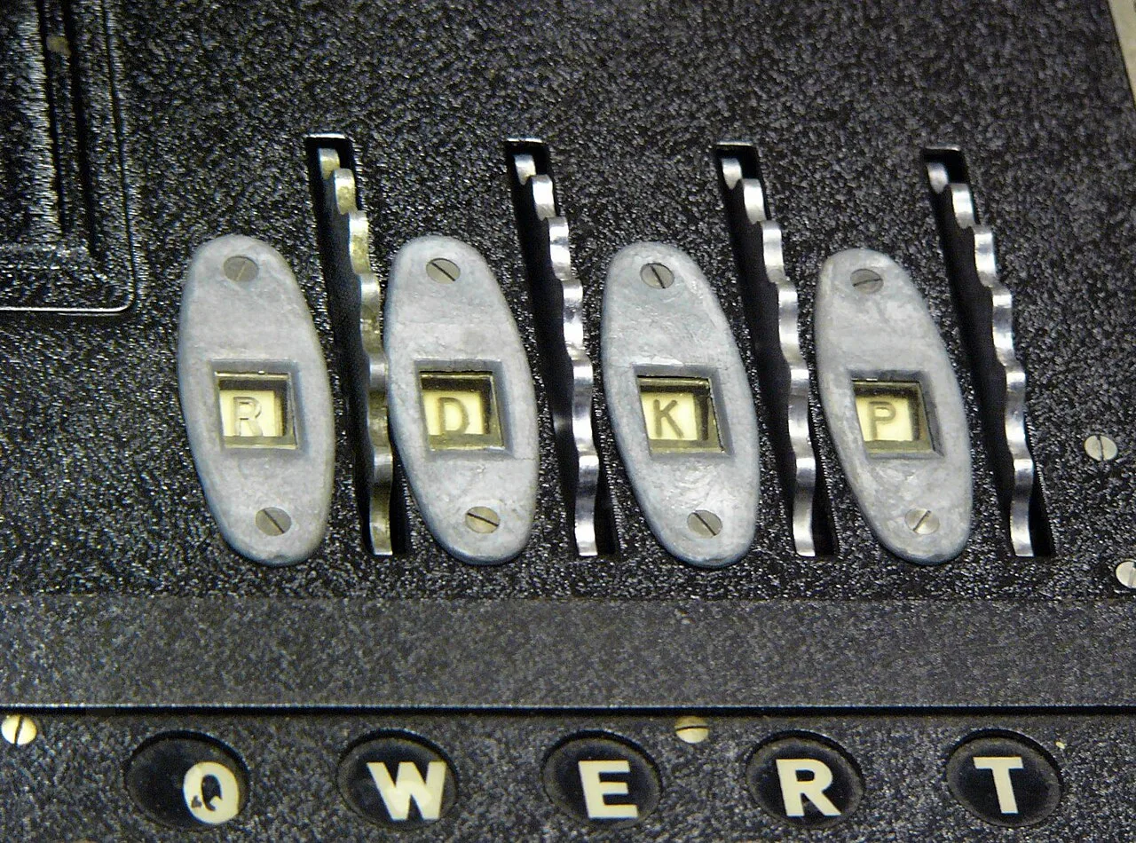 With the inner lid down, the Enigma was ready for use. The finger wheels of the rotors protruded through the lid, allowi