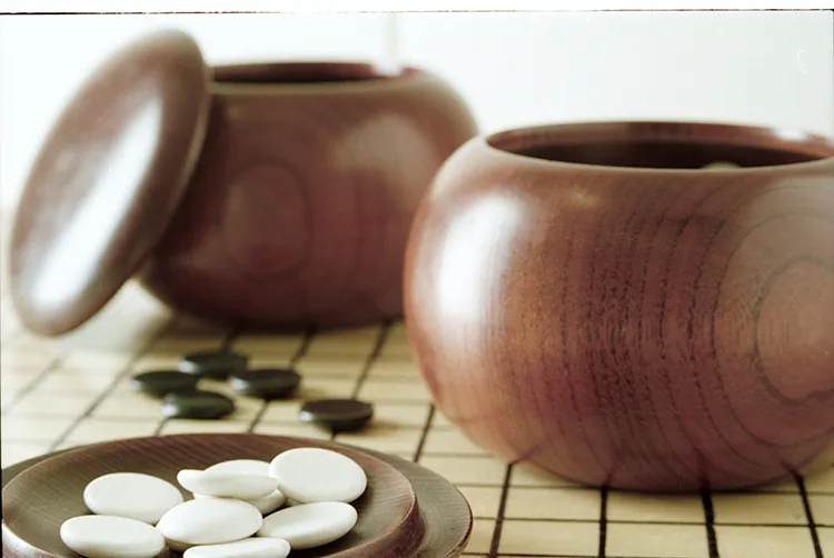 An example of single-convex stones and Go Seigen bowls. These particular stones are made of Yunzi material, and the bowl