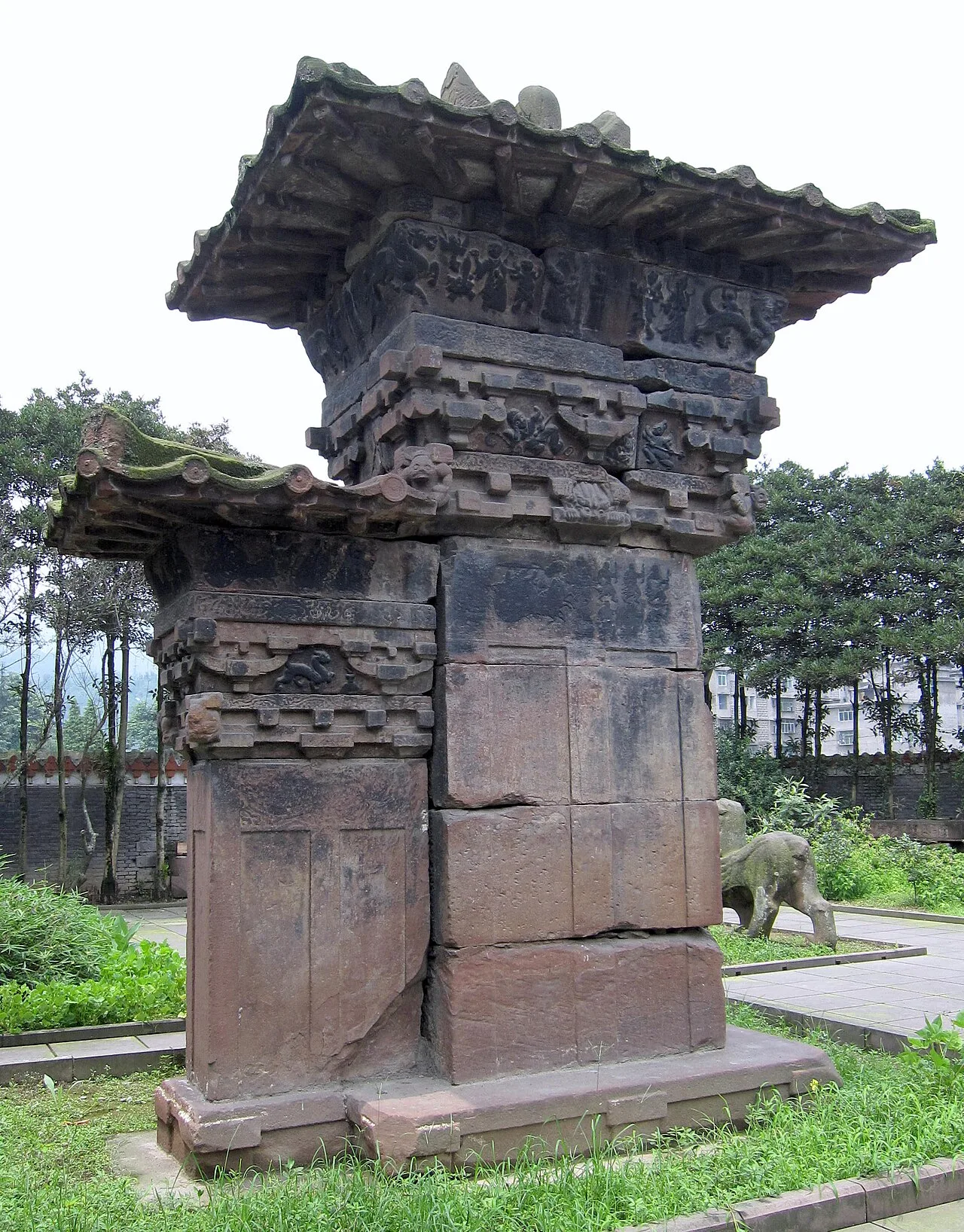 A stone-carved que 6 m (20 ft) in height from the Eastern Han, at the tomb of Gao Yi in Ya'an, Sichuan[397]