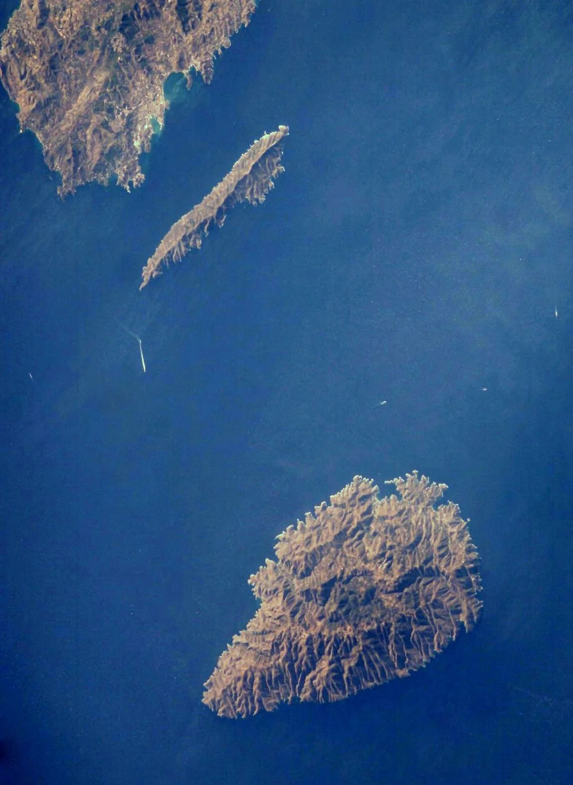 The channel between Makronisos (near top) and Kea (bottom); Britannic sank closer to Kea