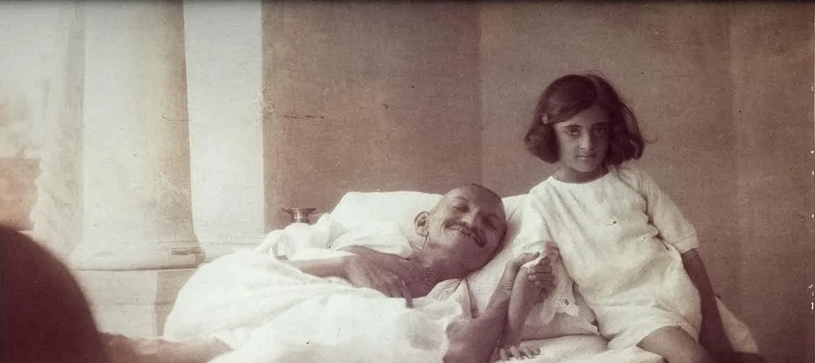 Young Indira with Mahatma Gandhi during his fast in 1924, Indira is dressed in a khadi garment and shown following Gandh