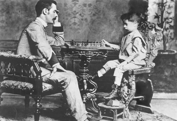 Capablanca playing chess with his father, José María Capablanca, in 1892