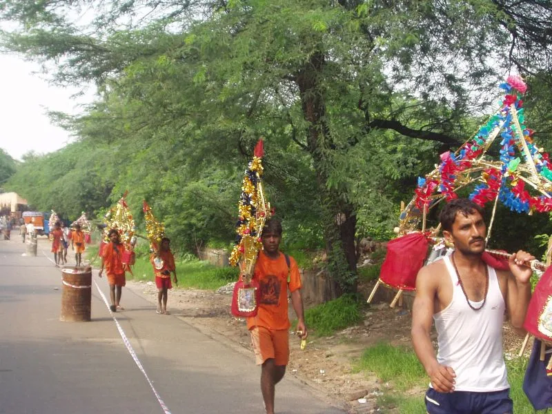 Bhole carrying kawar