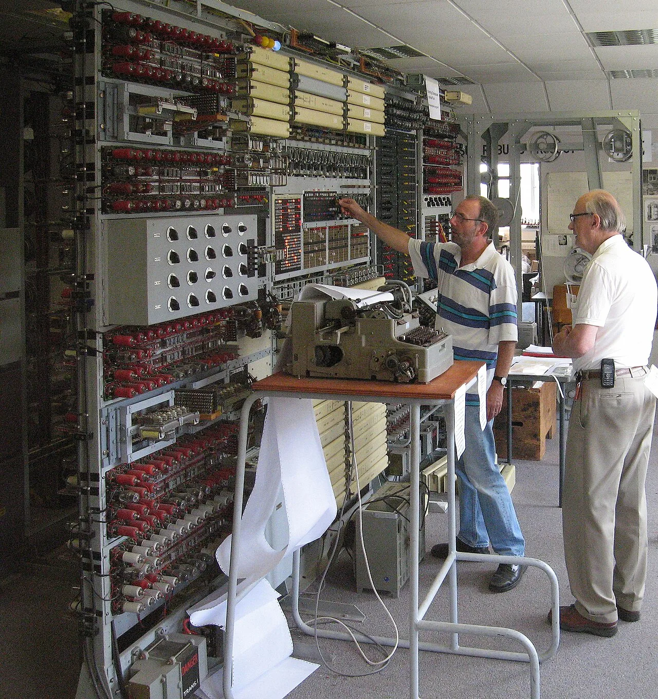 A team led by Tony Sale (right) reconstructed a Colossus (Mark II) at Bletchley Park. Here, in 2006, Sale supervises the