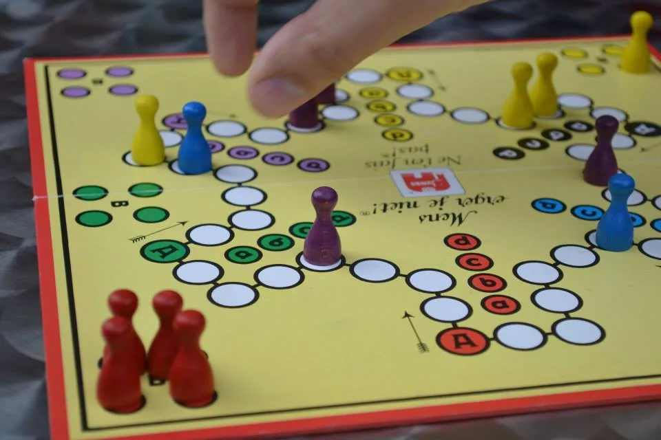 Mens erger je niet, Dutch version for six players