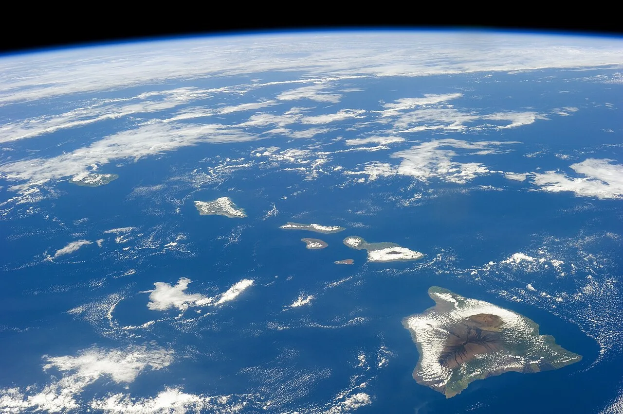 Maui (center right, with Molokaʻi, Lānaʻi, and Kahoʻolawe to its left) as seen from the International Space Station[2]