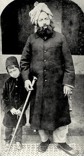 Mirza Ghulam Ahmad with his son, Mirza Sharif Ahmad.