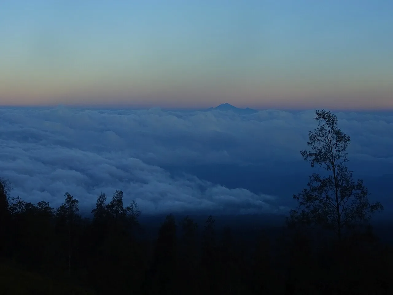 View of Mount Rinjani from Mount Tambora. Viewing distance is 165 kilometres (103 mi).