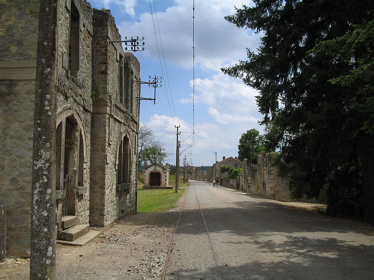 Details of rails and catenary of the tramway.