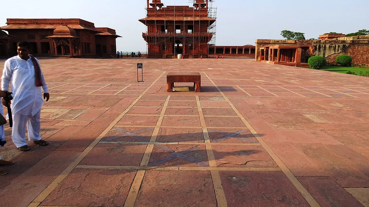 Large ancient garden version – Fatehpur Sikri – India; marked squares can just be made out under the shadows of the onlo