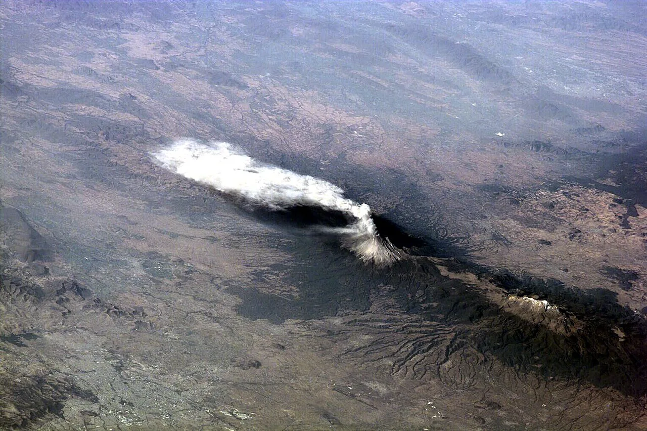 International Space Station view of Popocatépetl sending plume of volcanic ash south 23 January 2001, Iztaccíhuatl at ri