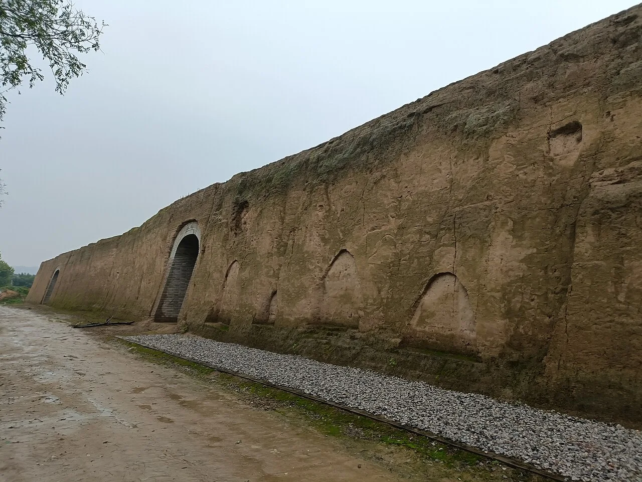 Excavation of the western platform