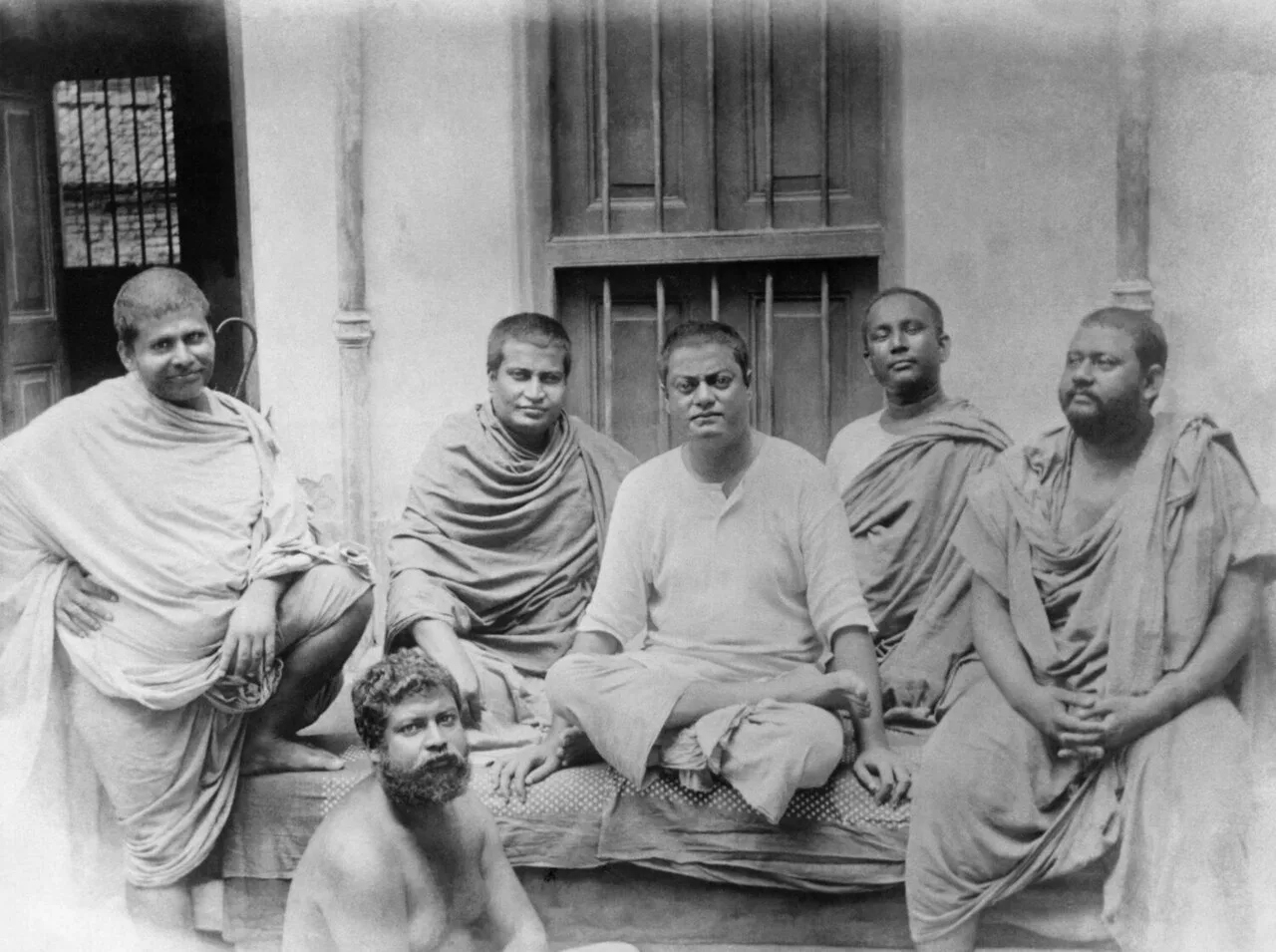 Disciples of Ramakrishna. From left: Trigunatitananda, Shivananda, Vivekananda, Turiyananda, Swami Brahmananda, and (sea