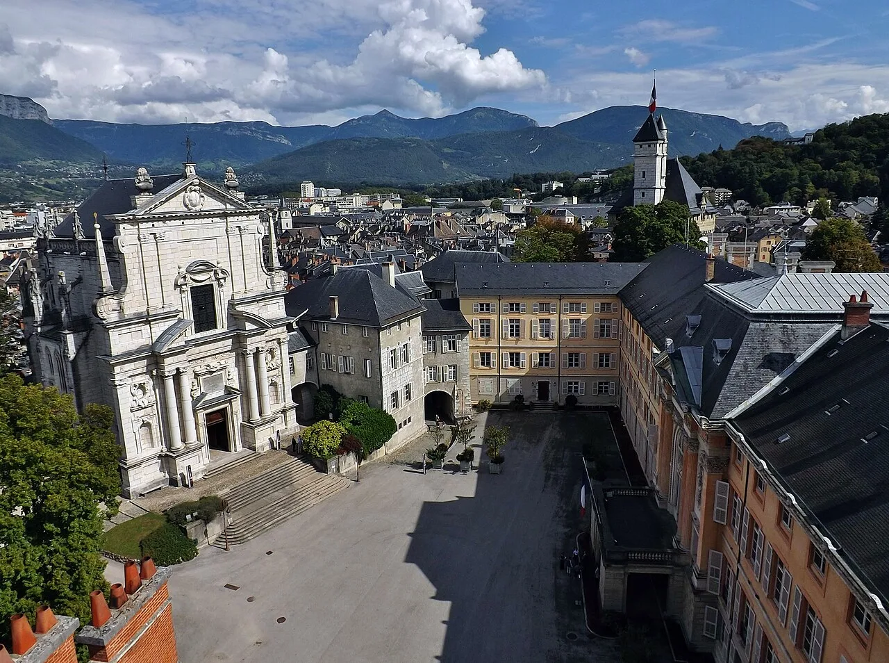 Inner courtyard of the palace of the Dukes of Savoy in Chambéry. On the left is the façade of the Sainte-Chapelle where