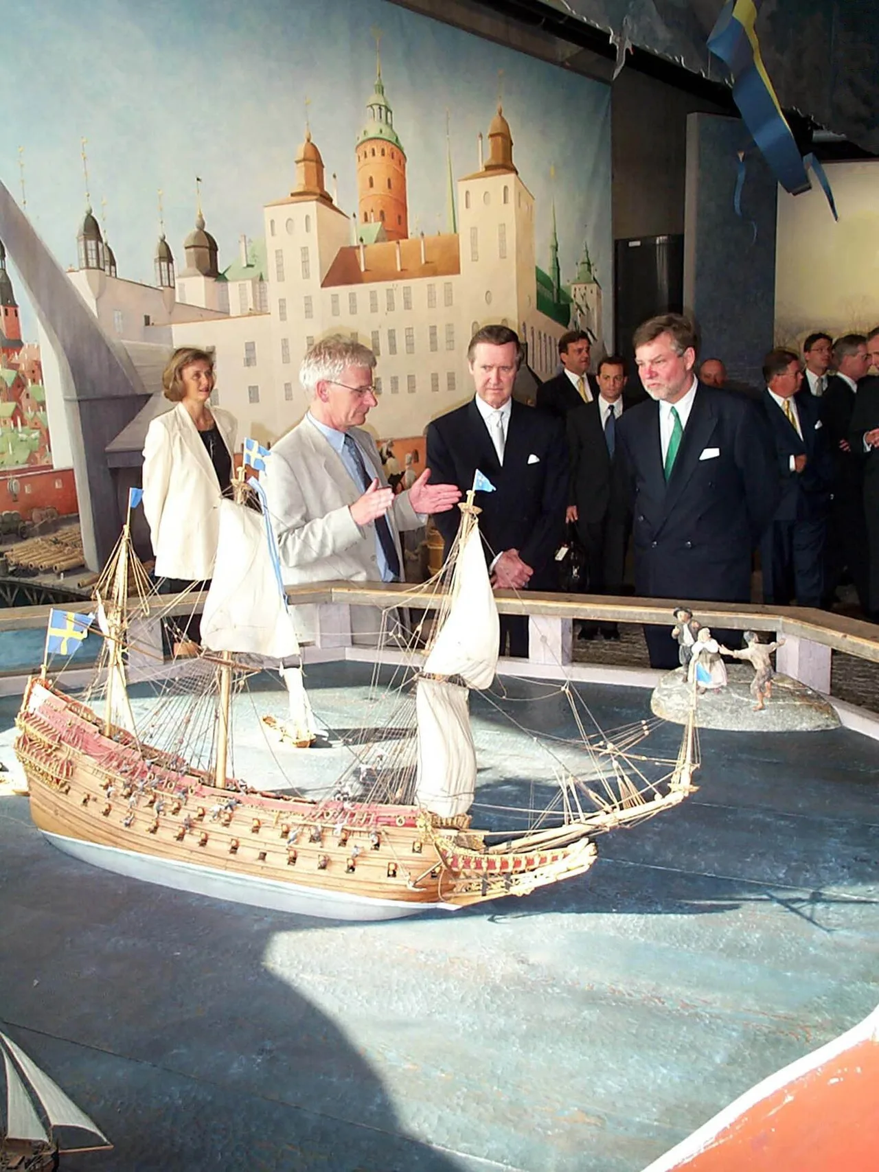 Former Vasa Museum Director Klas Helmerson (left) explaining aspects of the sinking of the ship to then US Defense Secre