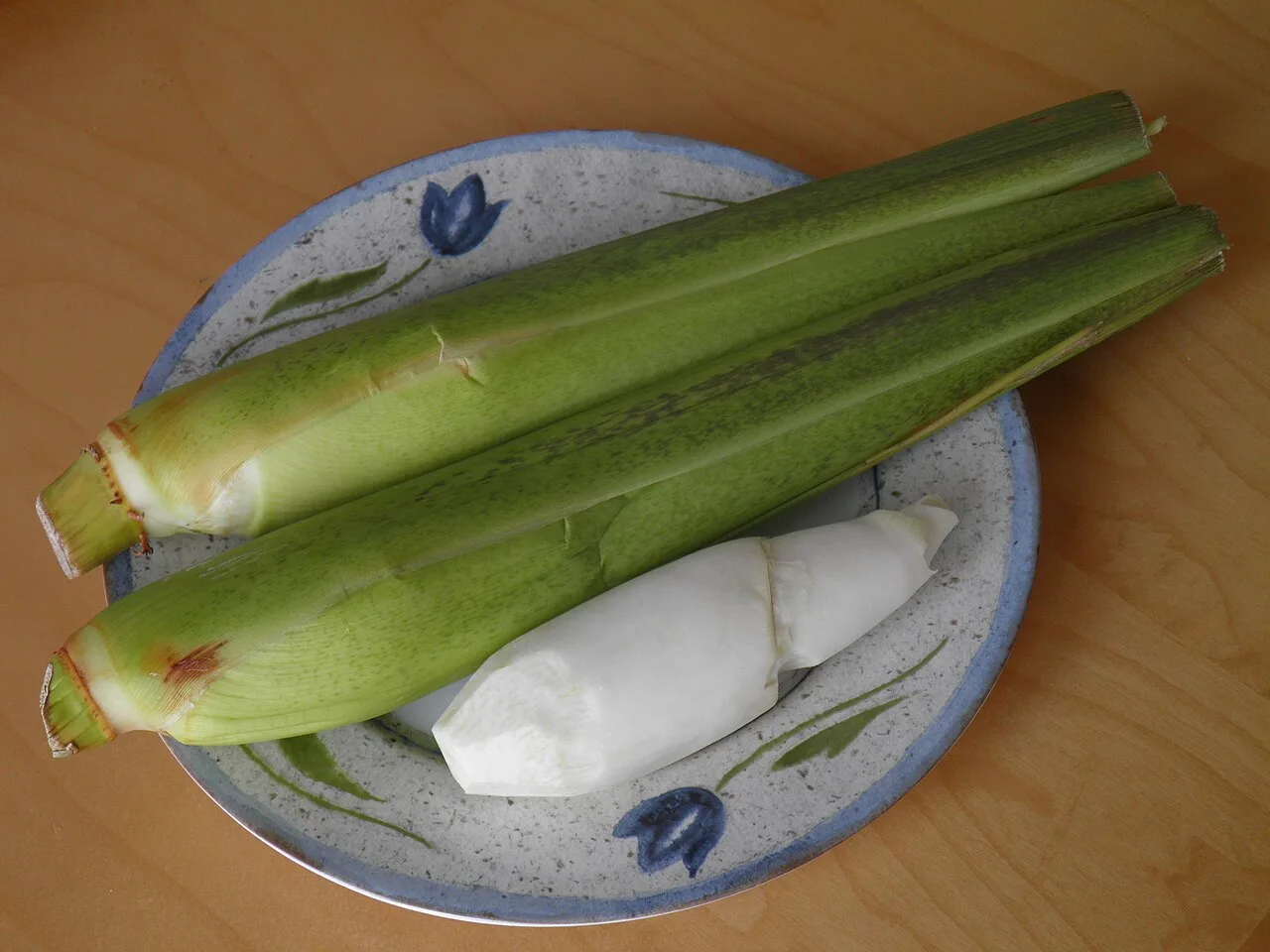 Wild rice stems before and after peeling